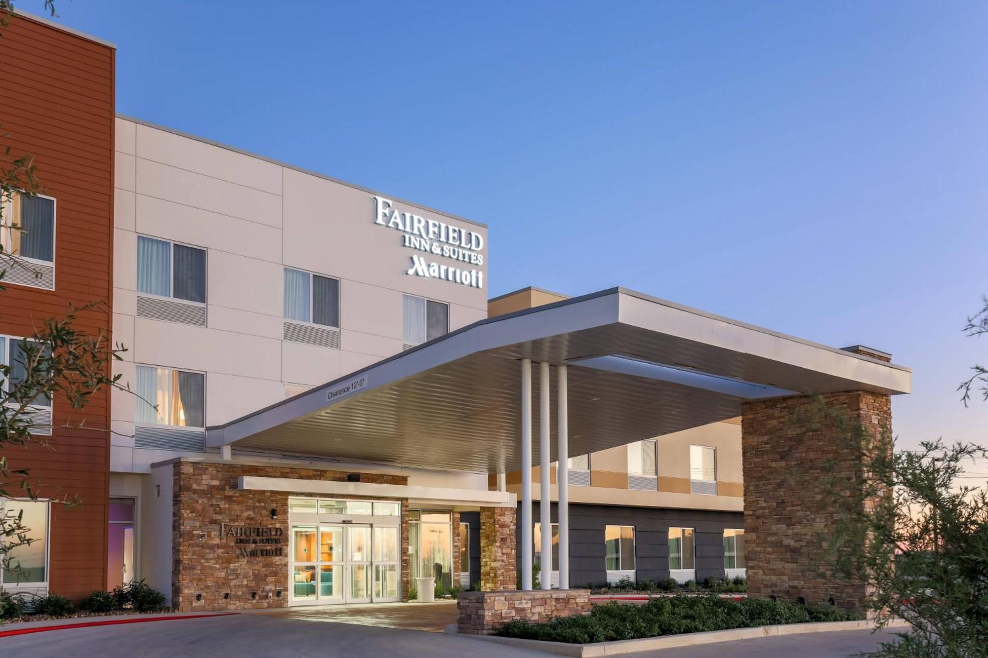 Fairfield Inn & Suites By Marriott Pleasanton Bagian luar foto