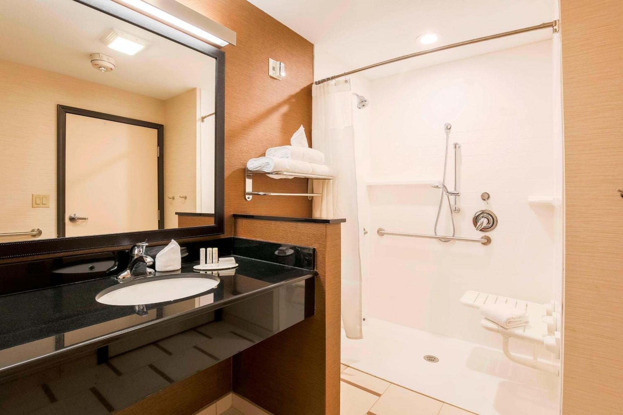 Fairfield Inn & Suites By Marriott Pleasanton Bagian luar foto